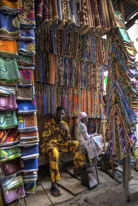 Nigerian Textiles, Ghana Pictures, Nigeria Market, African Marketplace, Nigerian Fabric, African Vibes, Mama Africa, African Market, African Textiles