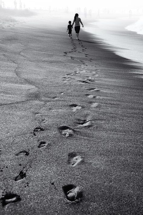 black and white sand footprints Sand Footprint, Nature People, Black And White Beach, Beach Pictures Friends, Family Beach Pictures, Black And White Picture Wall, Beach Family Photos, Black And White Landscape, Photography Guide