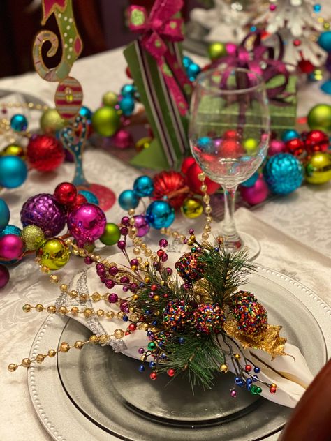 Bright Christmas Table Decor, Funky Christmas Table Decor, Bright Christmas Table Setting, Colourful Christmas Table Setting, Colorful Christmas Table Decor, Colourful Christmas Table, Holiday Table Settings Christmas, Colorful Christmas Party, Mexican Table Setting