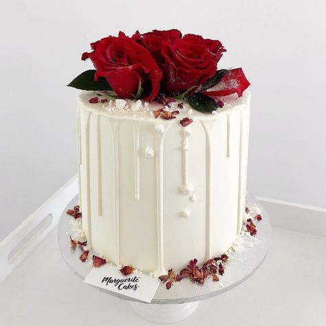 Dany McEwen on Instagram: “🌹” Red Cake Decoration Birthday, Red Rose Cake Design, Red Rose Birthday Cake, Red Rose Cake, Rose Birthday Cake, Red Rose Wedding Cake, Rose Cake Design, Birthday Cake Roses, Cake Rose