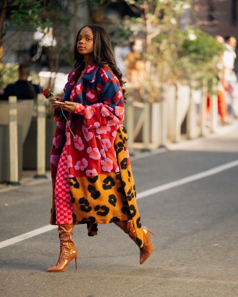 Fashion Week Outfit Ideas Inspiration, New York Street Style Fall 2024, Fall Fashion Outfits 2024, Colourful Outfit Ideas, Colorful Winter Fashion, Winter Street Fashion, Red Cadillac, Look Expensive On A Budget, Eclectic Outfits