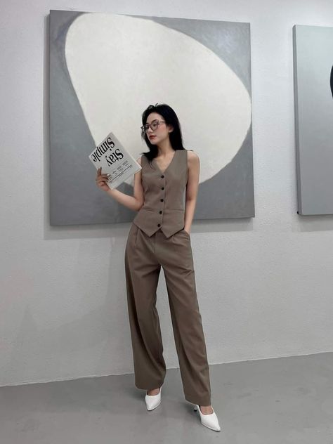 Elegant High-waisted Linen Pants, High-waisted Linen Pants With Pockets, Tailored Linen Spring Vest, Tailored High-waisted Linen Wide Leg Pants, Minimal Casual Outfit, Linen Vest Outfit, High-waisted Linen Cargo Pants, Dark Academia Summer Outfit, Dark Academia Summer