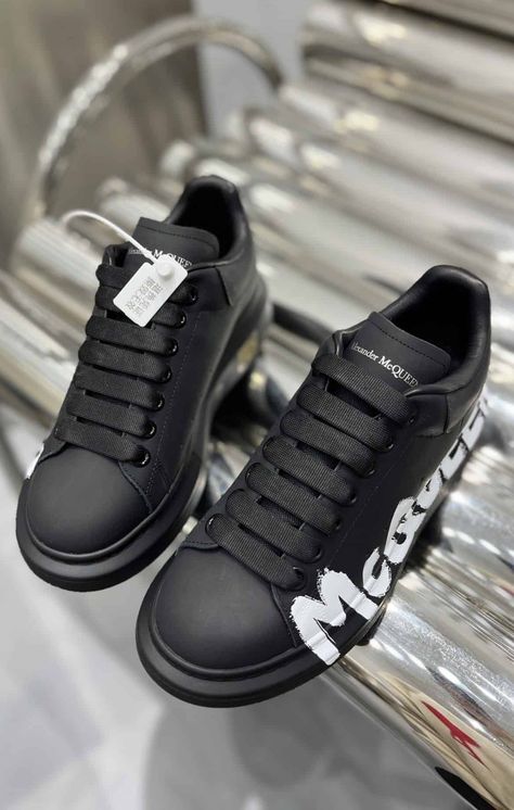 Alexander Mcqueen Sneakers Outfit Dress, Alexander Mcqueen Shoes Outfit Men, Alexander Mcqueen Sneakers Outfit, Alex Mcqueen, Alexander Mcqueen Trainers, Sneakers Alexander Mcqueen, Nike Slippers, Sneakers Outfit Men, Mcqueen Shoes