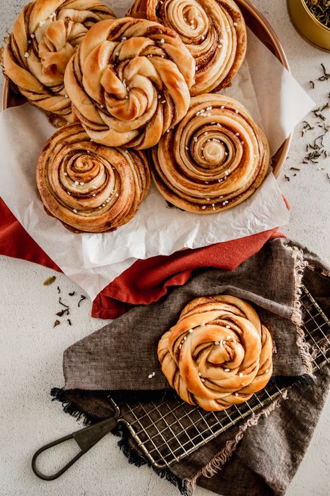 Chai Sweet Rolls Chai Spice Cinnamon Rolls, Swedish Kanelbullar, Spiced Buns, Savoury Bread Recipes, Savoury Bread, Savory Bread Recipe, Best Bread Recipes, Bread Recipes Easy, Best Bread Recipe