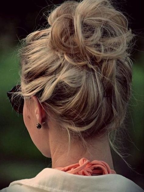 Le chignon flou Best Messy Bun, Updos For Curly Hair, Hair In A Messy Bun, Chignon Tutorial, Chignon Bun, A Messy Bun, Curly Hair Updo, Messy Bun Hairstyles, Magic Hair