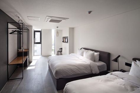 Budget Hotel Design, Boutique Hotel Architecture, Bedroom Black Wall, Hotel Wardrobe, Minimalist Hotel, Small Hotel Room, Mini Hotel, Loft Hotel, Boutique Hotel Room