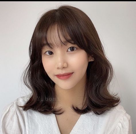 Korean Medium Hair With Bangs, Korean Haircut Women, Korean Medium Hair, Pretty Short Hair, Korean Haircut, Korean Hair Color, Haircut Women, Hair Style Korea, Medium Short Hair