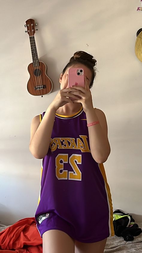 Lakers Shirt Outfit, Lakers Jersey Outfit Woman, Lakers Outfit Women Style, Laker Outfit Women Style, Lakers Aesthetic, Lakers Outfit, Nba Style, Ilmu Ekonomi, Lakers Girls