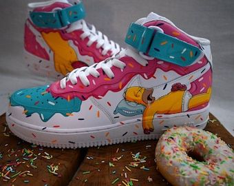 Air Force 1 Mid Custom, Homer Donut, Homer Donuts, Die Simpsons, Custom Sneakers Diy, Custom Painted Shoes, Custom Shoes Diy, Nike Air Force 1 Mid, Custom Nike Shoes