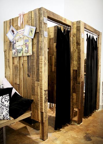 Tranquil Space Yoga Studio. retail space dressing rooms made of deconstructed wood pallets. Boutique Dressing Room, Space Yoga, Yoga Studio Design, Clothing Store Interior, Boutique Decor, Dressing Rooms, Shop Fittings, Shop Layout, Changing Room