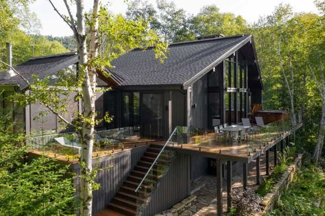 This modern refuge provides a cozy retreat in the forests of Canada Cabin Exterior, Cottage In The Woods, Design Exterior, Modern Cabin, Cabins In The Woods, Barn House, House In The Woods, In The Woods, Interior Architecture Design