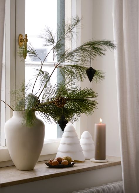 Window sills are the perfect place to add some christmas sparkle to your home. A few pine branches in a vase, some decor trees and candles are always a winning team ☺️ Christmas Decorations Window Sill, Winter Branches In Vase, Christmas Branches In Vase, Window Sill Christmas Decor, Christmas Window Sill, Branches In Vase, Branches In A Vase, Vase With Branches, Christmas Branches