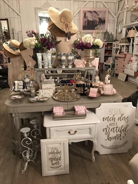 Boutique Entry Ideas, Boutique Center Table Display, Shabby Chic Boutique Ideas, Boutique Staging Display Ideas, Shabby Chic Boutique Ideas Retail Stores, Spring Boutique Display Ideas, Boutique Tables, Cottagecore Boutique, Southern Boutique Decor