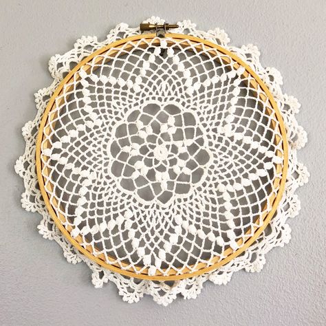 Doily wall decoration - doily dreamcatcher Embroidery Hoop Wall Decor, Handkerchiefs Crafts, Hoop Wall Decor, Vintage Handkerchiefs Crafts, Handkerchief Crafts, Doily Art, Hoop Wall Art, Crochet Wall Art, Doilies Crafts