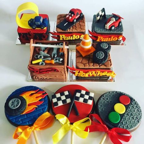 Hot Wheels Cake Pops, Hot Wheels Themed Birthday Party, Bolo Hot Wheels, Blaze Party, Hot Wheels Cake, Hotwheels Birthday Party, Hot Wheels Birthday, Hot Wheels Party, Monster Truck Party