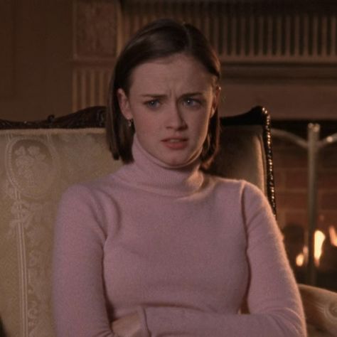 Rory Gilmore Turtleneck, Rory Gilmore Curly Hair, Rory Gilmore Short Hair, Gilmore Girls Fashion, Gilmore Girls Seasons, Pink Turtleneck, Gilmore Girl, Alexis Bledel, Stars Hollow