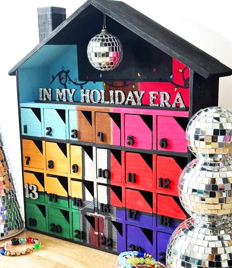 House Advent Calendar, Merry Swiftmas, Advent Calendar House, Lover House, Advent House, Ours Taylor Swift, Taylor Swift Christmas, Christmas Countdown Calendar, Advent Calenders