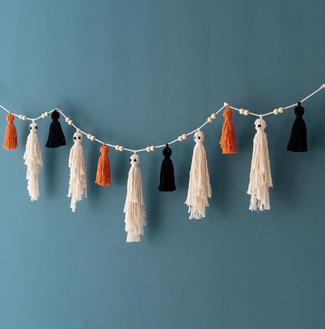 Macrame Ghost Garland, Boho Halloween, Funny Halloween, Baby Halloween, Front Door Decor, Fireplace Halloween, Fireplace Garland V75 - Etsy Macrame Ghost, Fireplace Halloween, Halloween Macrame, Halloween Dorm, 2 Ghosts, Ghost Garland, Fireplace Garland, Boho Halloween, Decor Fireplace