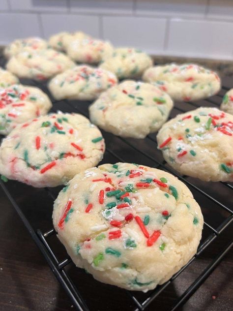 Gooey Butter cookies Cake Like Cookies, Ooey Gooey Butter Cookies, Bourbon Chicken Crockpot, Butter Cookies Christmas, Pretzel Thins, Crockpot Christmas, Oreo Cheesecake Cookies, Rich Cheesecake, Gooey Butter Cookies