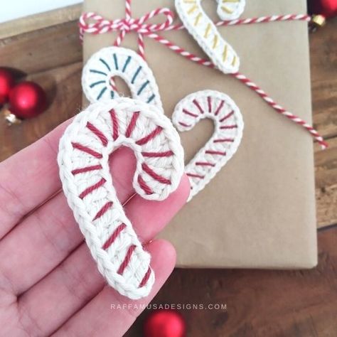 Appliques Au Crochet, Christmas Candy Cane Decorations, Crochet Applique Patterns Free, Candy Cane Ornament, How To Make Christmas Tree, Christmas Bunting, Christmas Applique, Crochet Leaves, Crochet Ornaments