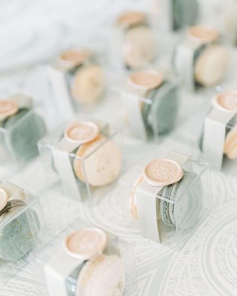 Macaron Wedding, Wedding Macarons, Inexpensive Wedding Favors, French Macaron, Food Wedding, Edible Wedding Favors, Elegant Wedding Favors, Wedding Favors Cheap, בר מצווה