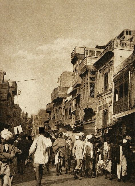 Busy streets of old Lahore Old Lahore, Pakistani Architecture, Pakistan Tourism, Pakistan Art, History Of Pakistan, Pakistan Travel, Busy Street, History Of India, Vintage India