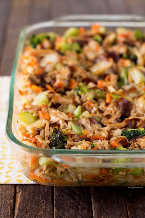 This Teriyaki Chicken and Rice Casserole with vegetables, brown rice and a rich sauce - just 321 calories or 7 Green, 6 Blue or 3 Purple WW SmartPoints! Teriyaki Chicken And Rice, Chicken And Rice Casserole, Salad Pasta, Chicken And Rice, Rice Casserole, Teriyaki Sauce, Teriyaki Chicken, Casserole Dish, Breakfast Casserole