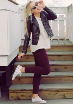 Un par que debería estar en el armario de todas las chicas. Outfit Pantalon Vino, Outfits Mit Leggings, Burgundy Pants Outfit, Outfits Leggins, Outfit Pantalon, Women Leggings Outfits, Erin Sanders, Maroon Pants, Suits Outfits