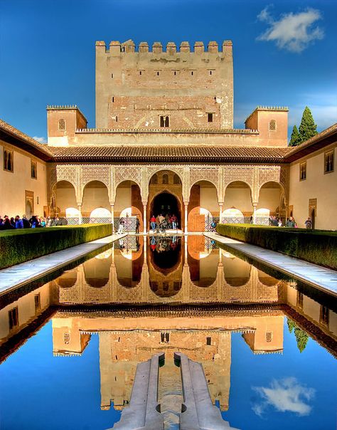 Moorish Art, Alhambra Spain, La Mecca, Alhambra Granada, Underground Cities, Al Andalus, Granada Spain, Places In Italy, Rachel Green