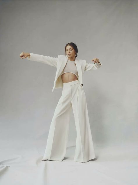 Celebrity Interview Outfits, Zendaya White, Song Workout, Zendaya Photoshoot, Zendaya Dress, Mode Zendaya, Estilo Zendaya, Zendaya Outfits, Zendaya Style