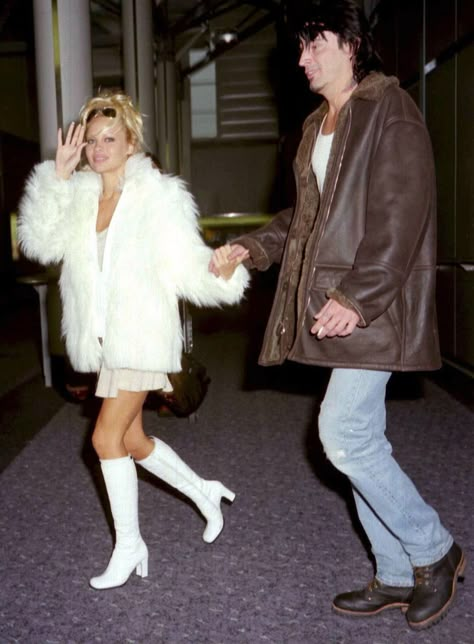 PAMELA ANDERSON AND TOMMY LEEVarious Stars at Heathrow Airport, London, Britain - 1995 Tommy Lee Son, Pamela Anderson And Tommy Lee, Pamela Andersen, Pam Anderson, Pam And Tommy, Rockstar Aesthetic, Tommy Lee, Motley Crue, Mötley Crüe