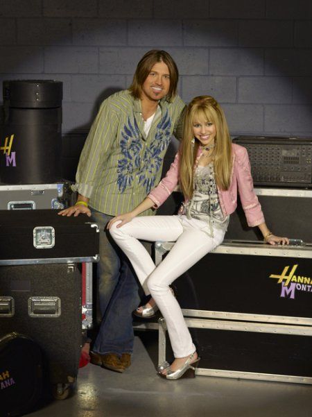 Still of Billy Ray Cyrus and Miley Cyrus in Hannah Montana (2006) Hannah Montana Show, Ray Costume, Hannah Montana Costume, Jason Earles, Hannah Montana Forever, Hannah Montana The Movie, Teen Magazines, Montana Style, Miley Stewart