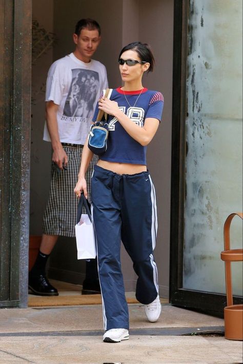 bella hadid street style outfit inspo Bella Hadid Outfits Street Style, Sporty Chic Outfits, Bella Hadid Street Style, Sporty Chic Style, Models Off Duty Style, Bella Hadid Outfits, Nyc Street Style, Bella Hadid Style, Hadid Style