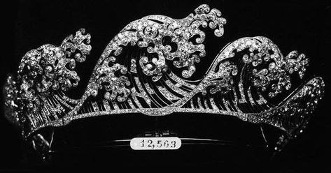 The Boucheron Wave Tiara French master goldsmith Coulot used diamonds to make the ocean come to life for Boucheron in 1910 with the crea... Erstwhile Jewelry, Luxury Hair Accessories, S Wave, Royal Jewels, In The Beginning, Crown Jewels, Tiaras And Crowns, The Trend, Antique Rings