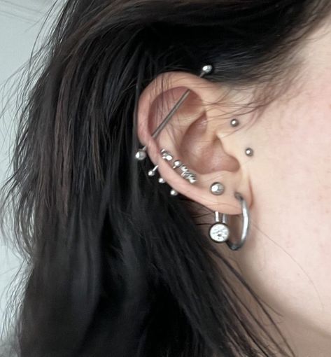 Ear Inspiration Piercing Silver, Multiple Ear Piercings Aesthetic Grunge, Piercing Inspo Ear Aesthetic, Black Earings Piercings, Grunge Piercings Aesthetic, Ear Piercing Grunge, Grunge Ear Piercings, Edgy Ear Piercings Aesthetic, Ear Piercings Grunge