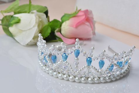 Crystal Pearl Crown - Tutorials on Making a Bridal Crown- Pandahall.com Diy Jewelry Tools, Diy Tiara, Bridal Crown Crystal, Pearl Crown, Beaded Crown, Diy Crown, Beaded Jewels, Beaded Jewelry Tutorials, Head Jewelry