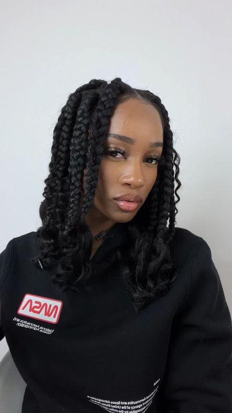 Hair Styles Braids With Curls, Jumbo Goddess Knotless Box Braids, Goddess Knotless Box Braids, Knotless Box Braids With Curls, Yara Shahidi Hairstyles, Hair Big Forehead, Box Braids With Curls, Braids Curly Hair, Goddess Knotless