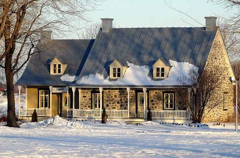 Classic New France House France House, Canadian House, St Lawrence River, Pretty Houses, Stone Pool, French Canadian, French Colonial, Interior Windows, St Lawrence