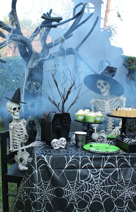 Halloween Party Decorations For Adults, Halloween Party House, Diy Halloween Party Decorations, Ideas Halloween Decoration, Party Decorations For Adults, Backyard Halloween Party, Diy Halloween Art, Teen Halloween Party, Halloween Bones