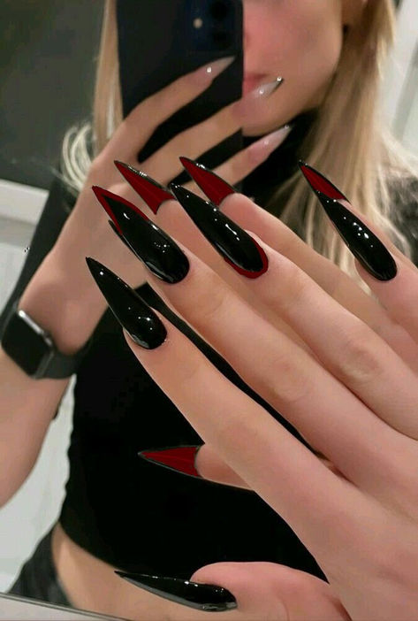 dont look at tbis either🙈🙈 Long Nails On Black Women, Nails 2024 Stiletto, Iconic Nail Designs, Black Nails Stiletto Long, Nails Acrylic Pointed, Black Long Nails Ideas, Long Aesthetic Nails, Gothic Nails Designs, Black And Red Nail Ideas