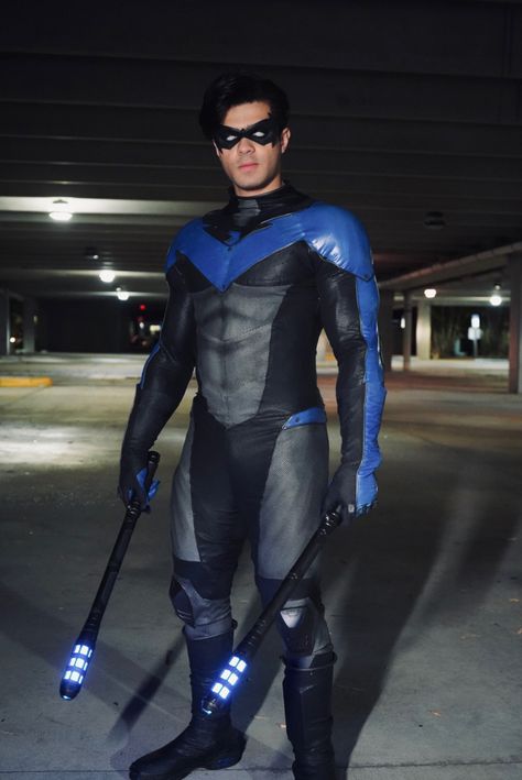 Night Wing Cosplay, Easy Guys Halloween Costumes, Mens Superhero Costumes, Nightwing Halloween Costume, Cosplay Ideas Men, Male Costume Ideas, Halloween Costumes Male, Nightwing Suit, Halloween Costume Ideas For Guys