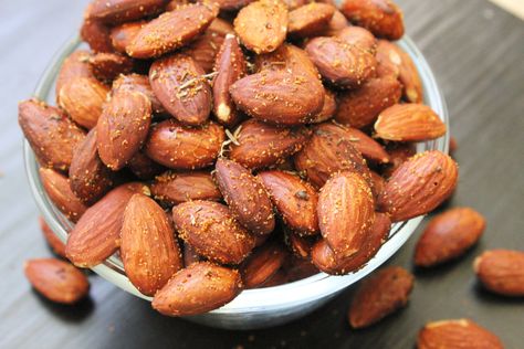 These Roasted Rosemary and Garlic Almonds make a perfect savory healthy snack! They are coasted in rosemary and garlic and baked until crunchy! #almonds #snack #healthy #easyrecipes Almonds Health Benefits, Almonds Benefits, Nuts And Seeds Recipes, Healthy Nuts And Seeds, Benefits Of Almonds, Health Benefits Of Almonds, Almond Benefits, Snack Healthy, Healthy Nuts