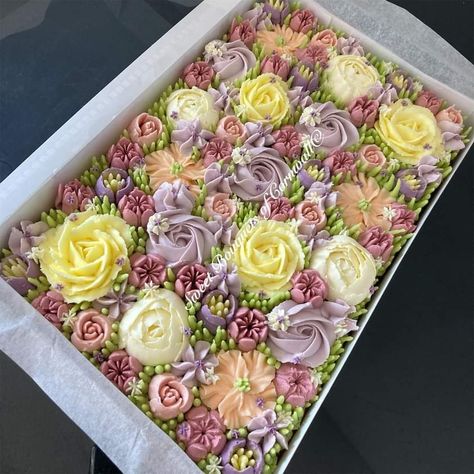 Floral Tray Bake, Tray Bake Cake Decoration, Sheet Cake With Flowers, Bakery Trailer, Floral Sheet Cake, Buttercream Board, Sheet Cakes Decorated, Traybake Cake, Slab Cake