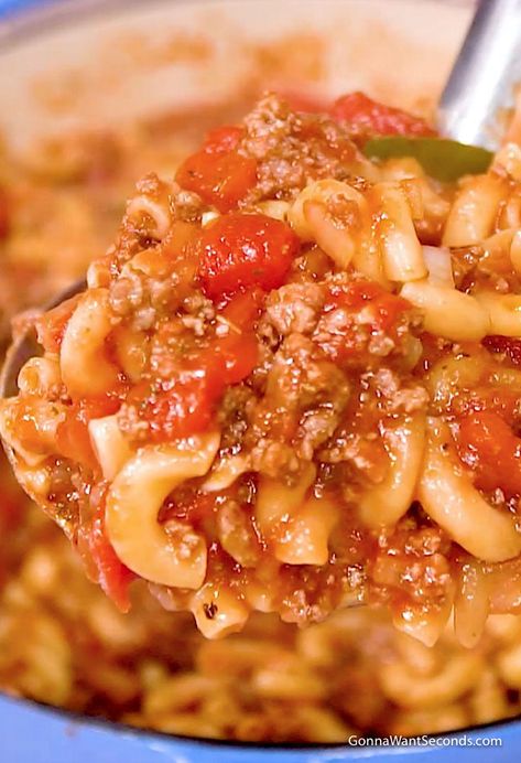 This classic American Goulash is one of those easy, home-style, comfort food dishes, made in one pot. Perfect recipe for feeding a crowd or serve half for dinner and freeze the other half for later. This beefy pasta meal is sure to please kids of all ages. Easy Goulash Recipes, American Goulash, American Dinner, Soup Ideas, Recipes Skillet, Jo Loves, Foil Packs, Beef Dinners, Pasta Meals