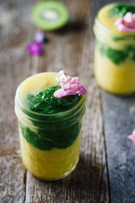 Breakfast Kale, Recipes Turmeric, Jar Of Lemons, Immune Boosting Smoothie, Smoothie Easy, Turmeric Smoothie, Kiwi Smoothie, Turmeric Recipes, Kale Smoothie