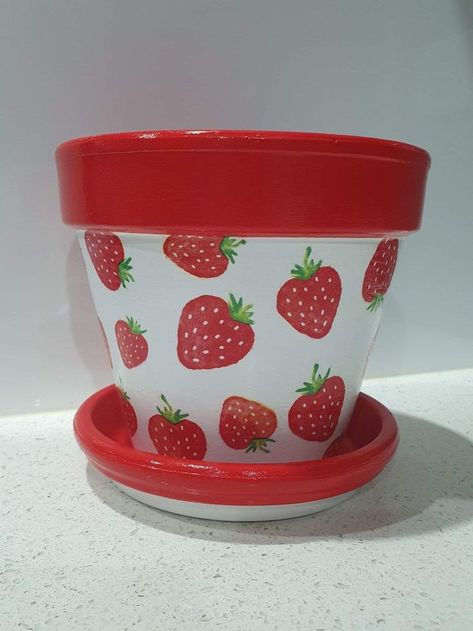 Strawberry Pot Painting, Terracotta Pot Designs, Strawberry Painted Pot, Strawberry Flower Pot, Painted Pots Aesthetic, Cute Pot Ideas, Crafts With Terra Cotta Pots, Strawberry Plant Pot, Painted Flower Pots Easy