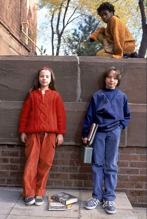 Harriet The Spy, Spy Outfit, Michelle Trachtenberg, Beautiful Film, Gossip Girl Fashion, Movie Shots, Film Inspiration, Christina Hendricks, 90s Kids