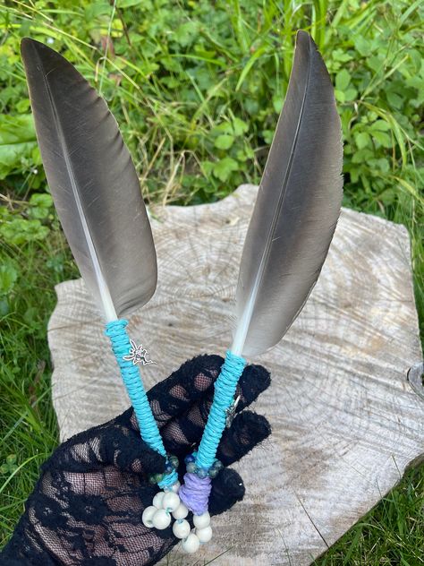 There are four Wild Canadian Goose feather smudgung fans. Each of them made one-of-a-kind. When you will use this fans you can feel how your home fills with love vibes and healing energy.  1 & 2. Single Feather Smudging Fans **Length 32 cm (12.5 inches)   **Materials Natural leather cord, lapis lazuli beads, ruby in zoisite beads, fairy charm, white wooden beads These exquisite single feather smudging fans are meticulously crafted to enhance your spiritual rituals and sacred ceremonies. Each fan Diy Feather Decor, Feather Wand, Smudging Feathers, Home Cleansing, Spiritual Rituals, Wild Goose, Canadian Goose, Fairy Charms, Witch Gift