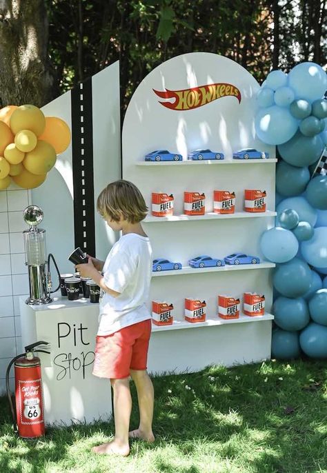 Hot Wheels Candy Bags, Hot Wheels Decorations Party Ideas, Hot Wheels Birthday Party Ideas Games, Hot Wheels Pool Party, Hotwheels Party Decor, Hotwheels Birthday Ideas, Hot Wheels Birthday Theme, Hot Wheels Party Games, Festa Do Hot Wheels