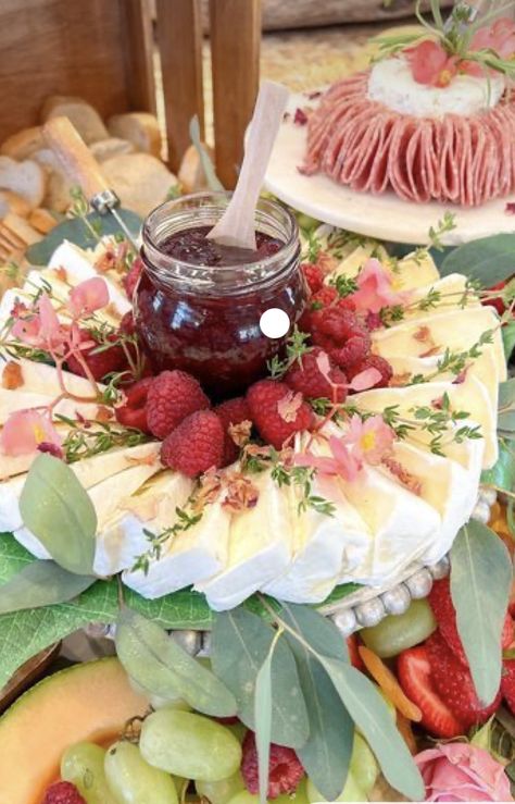 Charcuterie Catering, Charcuterie Appetizers, Decorações Com Comidas, Breakfast And Brunch, Charcuterie Inspiration, Party Food Platters, Charcuterie And Cheese Board, Charcuterie Recipes, Cheese Platter